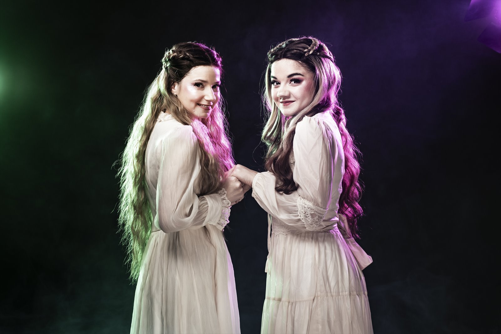 Dos protagonistas de Viva las Brujas compartiendo una mirada cómplice