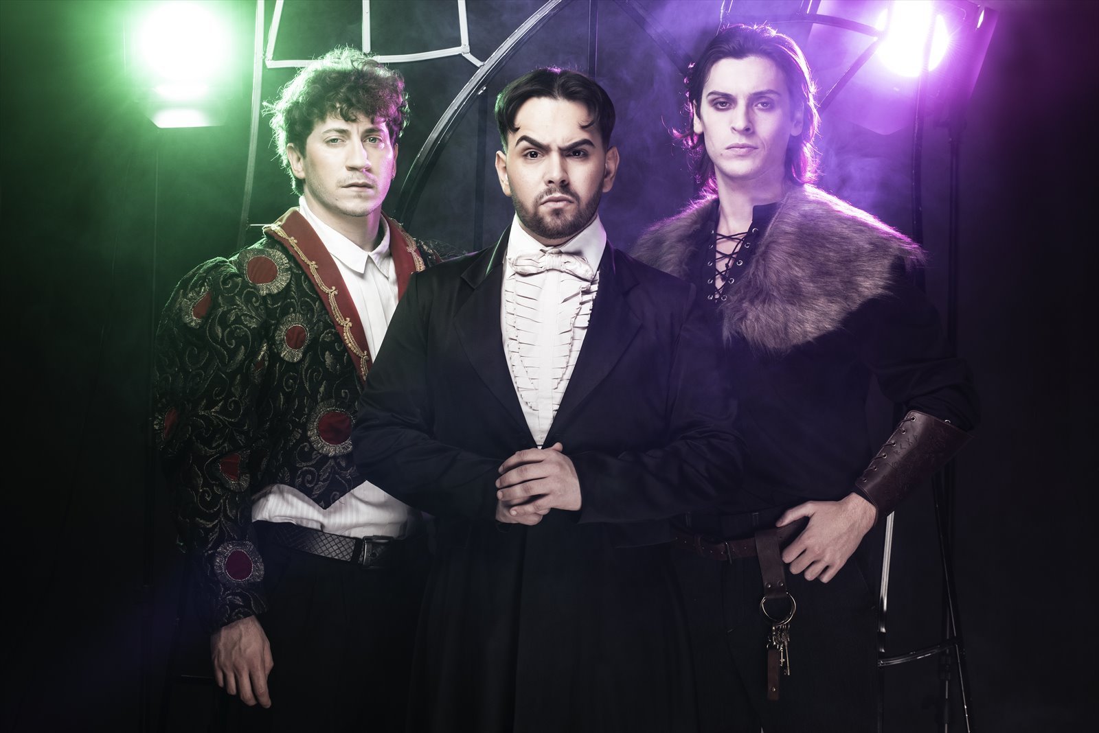 Tres personajes de Viva las Brujas bajo luces verdes y violetas